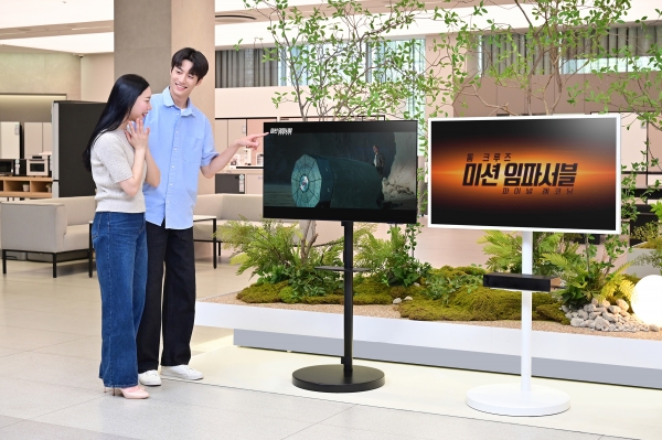 삼성전자 모델이 2025년형 QLED TV에서 상영되는 ‘미션 임파서블: 파이널 레코닝’ 영상을 감상하고 있다. [사진=삼성전자]