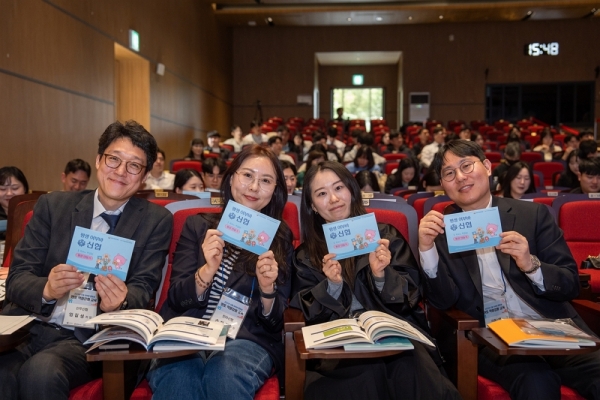 나만의 통장 만들기 교구 선보인 신협 임직원들 [사진=신협중앙회]