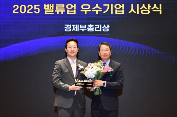 HD현대일렉트릭은 지난 27일 2025년 밸류업 우수기업 시상식에서 '경제부총리상'을 수상했다.(오른쪽 HD현대일렉트릭 김영기 대표이사) [사진=HD현대일렉트릭]