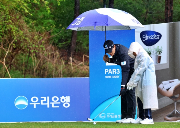 지난 4월 파주 서원밸리 컨트리클럽에서 열린 ‘우리금융 드림라운드’에 참여한 골프특성화 초등학교 학생이 프로선수의 레슨을 받고 있다.