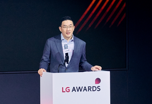 지난 9일 경기도 이천 LG인화원에서 열린 LG 어워즈에서 구광모 (주)LG 대표가 축사를 하고 있다.<br>[사진=LG]<br>