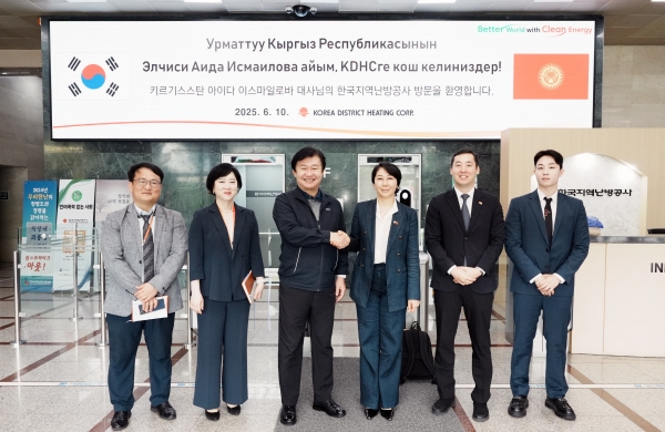 세번째부터 한난 정용기사장과 한난 본사를 방문한 키르기스스탄 아이다 이스마일로바 대사 [사진=한난]