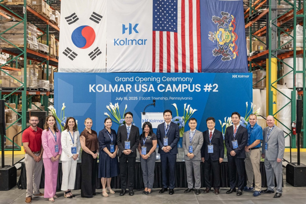 ▲콜마USA 제2공장 준공식에서 윤상현 부회장을 비롯한 한국콜마 관계자들과 펜실베니아주 주요 인사들이 기념사진을 촬영하고 있다. (윤상현 콜마그룹 부회장(사진 오른쪽에서 6번째), 허용철 콜마USA 대표이사 사장(사진 오른쪽에서 4번째), 브리짓 코시에로스키 펜실베니아주 하원의원(사진 왼쪽에서 2번째))