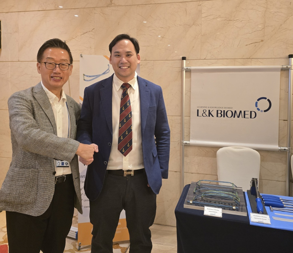 ▲Dr. 시라와 기성욱 ME&H 대표이사 기념촬영 이미지