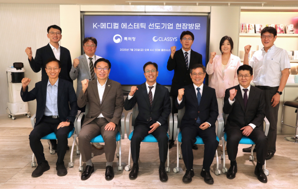 ▲백승한 클래시스 대표(앞줄 가운데)가 지난 25일 클래시스를 방문한 특허청 관계자들과 함께 기념촬영을 진행했다.