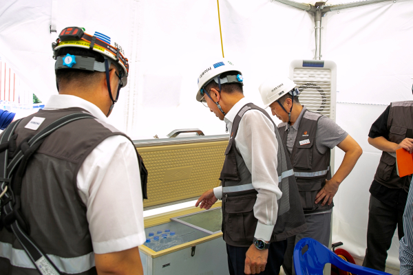 한화 건설부문 김승모 대표이사가 7일 부산 남구 대연동 공사현장에서 혹서기 근로자 생수 공급을 위해 냉동고를 점검하고 있다. [사진=한화 건설부문]