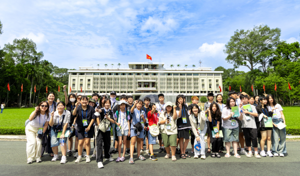 우미드림파인더 참가 아동·청소년들이 베트남 호치민 통일궁 앞에서 기념촬영을 하고 있다. [사진=우미희망재단]