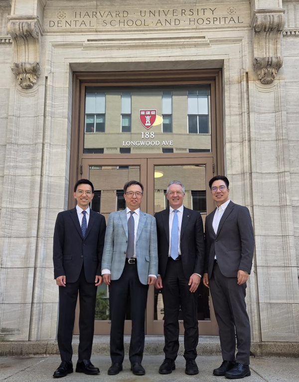 ▲사진 왼쪽부터 연세대 치과대학 치주과학교실 차재국 교수, 정영수 학장, 하버드대 William V.Giannobile 치과대학장과 Sang J.Lee 교수.