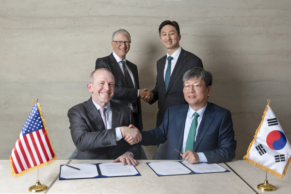 HD현대가 지난 3월 테라파워와 ‘나트륨 원자로 상업화를 위한 제조 공급망 확장 전략적 협약’을 체결했다. 사진은 오른쪽부터 원광식 HD현대중공업 해양에너지사업본부장, 정기선 HD현대 수석부회장, 빌 게이츠 테라파워 창업자, 크리스 르베크 테라파워 최고경영자 [사진=HD현대]