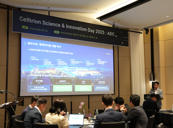 ▲지난 22일 서울 여의도 페어몬트 호텔에서 열린 '셀트리온 사이언스&이노베이션 데이 2025'에서 권기성 셀트리온 연구개발부문장이 셀트리온의 신약 개발 전략에 대해 발표하고 있다