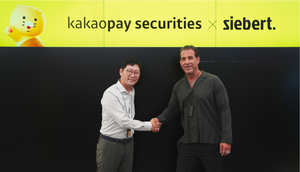 카카오페이증권 신호철 대표(왼쪽)와 시버트(Siebert Financial) 수석 임원 데이비드 제비아(David Gebbia·오른쪽)가 기념촬영을 하고 있다. [사진=카카오페이증권]