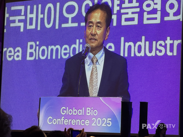 ▲오상훈 한국바이오의약품협회 이사장이 축사를 통해 '규제혁신'을 통한 K-바이오의 도약을 발표하고 있다. [사진=팍스경제TV 김효선 기자]