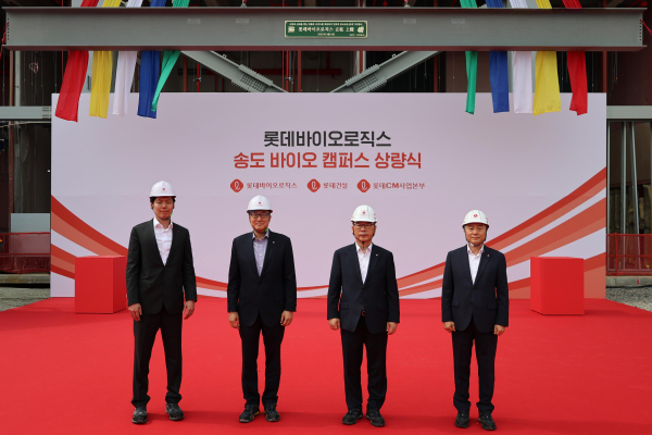 ▲롯데바이오로직스 송도 바이오 캠퍼스 제1공장 상량식에서 기념사진을 촬영하고 있다.(왼쪽부터 신유열 롯데바이오로직스 글로벌전략실장 겸 롯데지주 미래성장실장, 박제임스 롯데바이오로직스