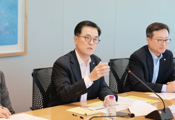 18일 열린 ‘고객신뢰혁신 TF’ 출범 킥 오프 미팅에서 이경근 대표이사 사장(사진 중앙)이 발언하고 있다. [사진=한화생명]