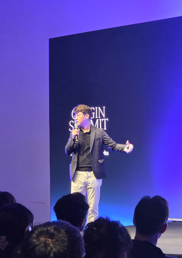 23일 개최된 스토리 ‘오리진 서밋 2025(Origin Summit 2025)’에서 스토리 이승윤 대표가 오프닝 스피치를 하고 있다. [사진=유수민기자]
