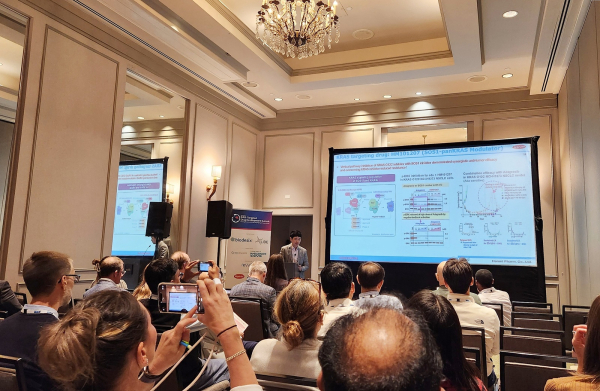 ▲한미약품 ONCO임상팀 노영수 이사 차세대 표적항암 혁신신약으로 개발 중인 SOS1-KRAS 상호작용 저해제 HM101207 구연 발표