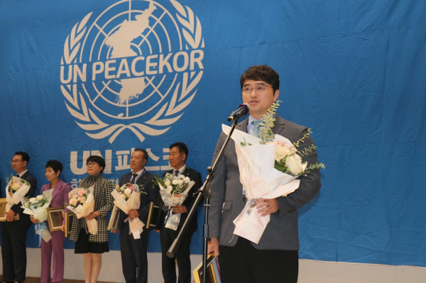 ▲이창재 대웅제약 대표가 29일 UN피스코에서 주최한 2025년 SDGs 대상에서 ‘건강과 웰빙’ 부문 수상을 받고 있다.