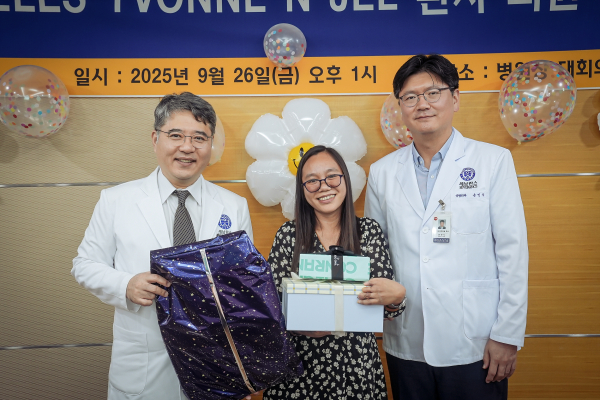 ▲(좌측부터) 강남세브란스병원 구성욱 병원장, 앙헬레스 이본 엔젤 씨, 성형외과 윤인식 교수.