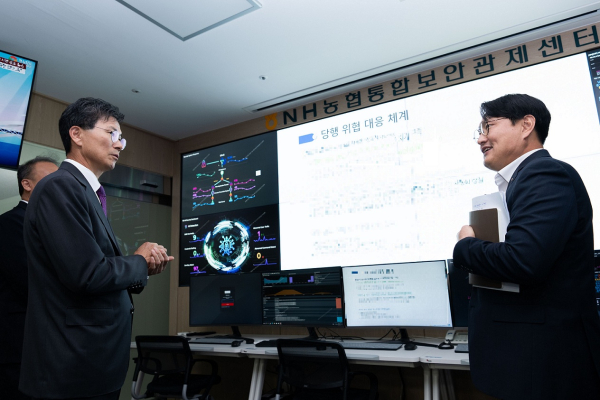 강태영 농협은행장(왼쪽)이 지난 30일 경기 의왕 통합IT센터를 찾아 사이버 보안관제 체계를 긴급 점검했다. [사진=NH농협은행]