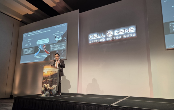 ▲이승진 메디포스트 글로벌사업본부장 겸 미국법인 대표이사가 ‘Cell & Gene Meeting on the MESA 2025’에서 글로벌 임상개발 현황을 발표하고 있다.