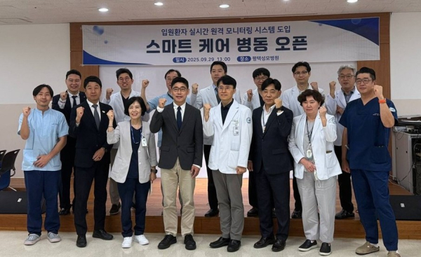 ▲평택성모병원 관계자들과 대웅제약, 씨어스테크놀러지 임직원들이 씽크 도입 기공식을 기념해 단체사진을 찍고 있다