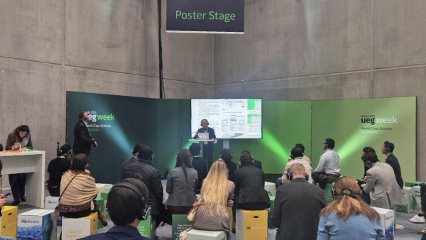 ▲2025 유럽소화기학회에서 연구팀이 케이캡 헬리코박터 제균 임상 결과를 발표하고 있다.