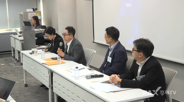 ▲한성일 대표를 비롯한 주요 임원들이 간담회에서 질문에 답변하고 있다.