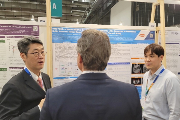 ▲서울대병원 혈액종양내과 김범석 교수(왼쪽)와 한미약품 ONCO임상팀 이동준 선임연구원(오른쪽)이 유럽종양학회(ESMO Congress 2025)에서 HM97662의 임상 1상 연구 내용을 설명하고 있다.