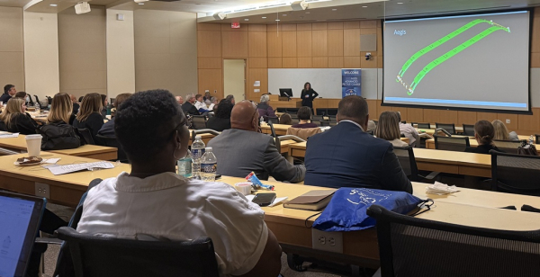 ▲흉벽기형 수술권위자 Dr.마이클 고레츠키가 강의 중 엘앤케이바이오의 ‘팩투스’ 제품을 소개하고 있는 모습