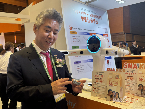 ▲교정학회에서 그래피 키즈 제품 소개하고 있는 심운섭 대표 모습. [사진=김효선 기자]