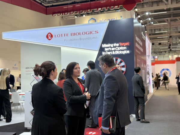 ▲롯데바이오로직스의 'CPHI Worldwide 2025' 전시 부스 전경