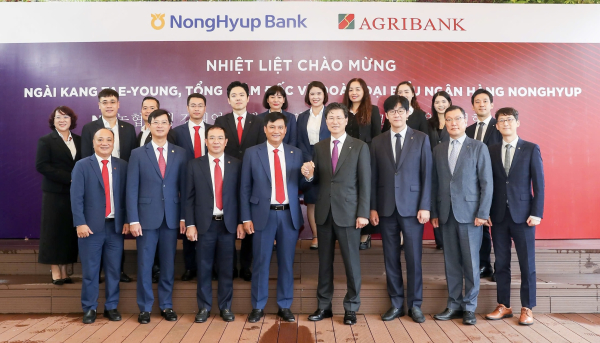 10월 31일 NH농협은행 강태영 은행장(앞줄 왼쪽에서 5번째)은 베트남 하노이 소재 아그리뱅크 본사에서 베트남 아그리뱅크 팜 또안 브엉 은행장(앞줄 왼쪽에서 4번째)을 접견하고 두 은행 간의 파트너십 강화를 논의하는 시간을 가졌다. [사진=]