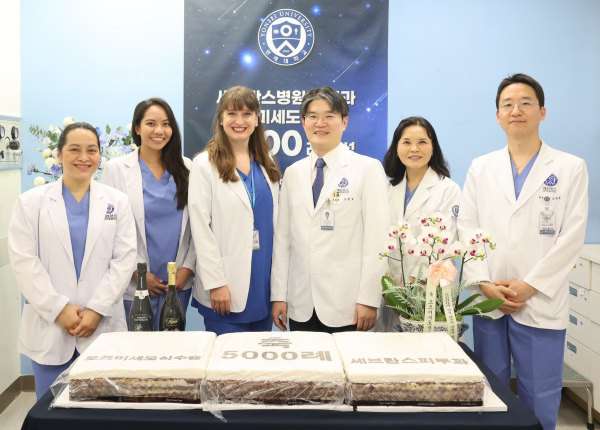 ▲세브란스병원 피부과 피부암클리닉 의료진과 외국인 연수생들이 함께 기념사진을 촬영하고 있다.