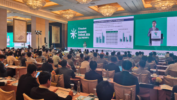 하나은행(은행장 이호성)은 해외 거주 교민들의 자산관리 수요에 부응하기 위해 인도네시아와 홍콩을 방문, 맞춤형 자산관리 세미나 『해외로 찾아가는 패밀리오피스 세미나』를 개최했다. 인도네시아 자카르타시 소재 Hotel Mulia Senayan에서 교민들을 대상으로 『해외로 찾아가는 패밀리오피스 세미나』를 진행하고 있다. [사진=]