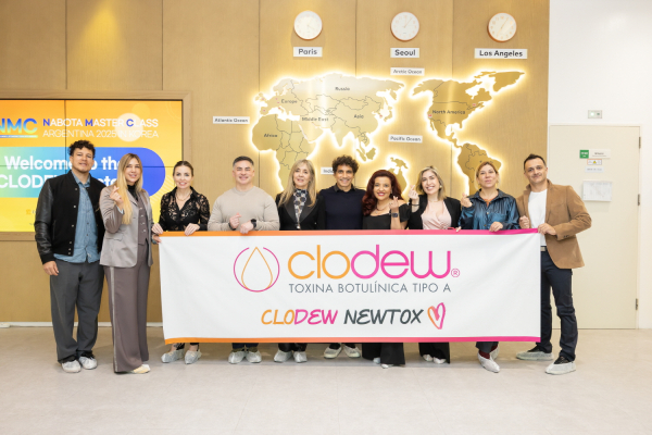 ▲나보타 마스터 클래스에 참여한 아르헨티나 의료진이 대웅제약 공장에서 기념 사진을 촬영하고 있다