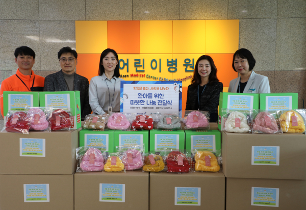 지난  7일, 서울시 송파구에 위치한 서울아산병원에서 현대차증권 김종훈 피플앤컬처팀장(왼쪽에서 두번째)과 서울아산병원 관계자 등이 기념 사진 촬영을 하고 있다. [사진=현대차증권]