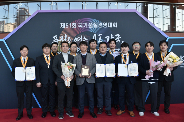 ▲콜마비앤에이치가 ‘제51회 국가품질경영대회’에서 품질경쟁력우수기업으로 선정된 가운데, 콜마비앤에이치 임직원들이 기념촬영을 진행했다.