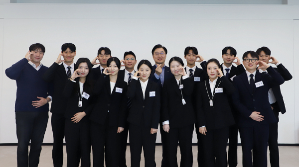 지난 19일 서울 여의도 LS증권 본사에서 LS증권 임직원들과 인턴사원들이 교육을 마친 뒤 기념촬영을 하고 있다. [사진=LS증권)