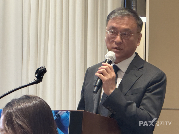 ▲알지노믹스 이성욱 대표가 회사 소개 하고 있다.