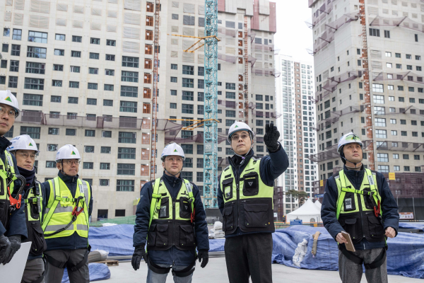 3일 이한우 현대건설 대표이사가 힐스테이트 더웨이브시티에서 ‘동절기 대비 건설현장 안전점검 릴레이 캠페인’을 진행하며 현장 직원들과 함께 안전시설과 작업환경을 점검하고 있다. [사진 = 현대건설]