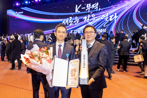 ▲수상 후 기념사진 촬영중인 허은철 GC녹십자 대표(좌), 이우진 GC녹십자 글로벌사업본부장(우)