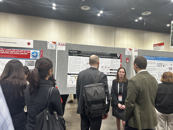 ▲ 미국혈액학회(ASH 2025)에서 베리스모 테라퓨틱스의 메건 블레어 연구원이 혈액암 CAR-T 치료제 ‘SynKIR-310’의 전임상 결과가 담긴 포스터 내용을 참관객들에게 설명하고 있다. HLB이노베이션 제공