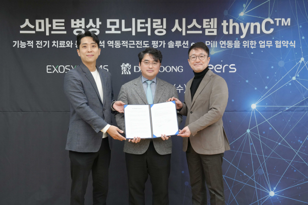 ▲(왼쪽부터)이후만 엑소시스템즈 대표, 이창재 대웅제약 대표, 이영신 씨어스테크놀로지 대표가 업무협약을 체결하고 기념 촬영을 하고 있다