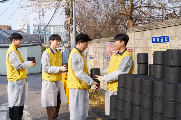 HDC현대산업개발은 10일 서울 용산구의 독거노인 가구를 찾아 연탄 배달 봉사활동을 실시했다. [사진 = HDC현대산업개발]