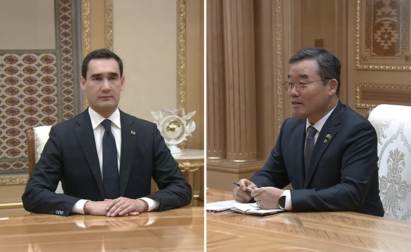 투르크메니스탄 세르다르 베르디무하메도프 대통령(왼쪽)을 예방하고 있는 대우건설 김보현 사장(오른쪽) [사진 = 투르크메니스탄 공식 유튜브 채널 ‘Watan habarlary’]