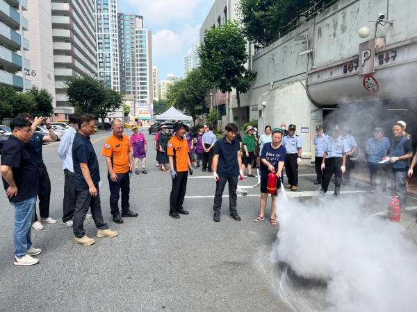 지난 7월 29일 관악드림타운 입주민들이 소화기 사용법을 체험하고 있다. [사진 = SH]