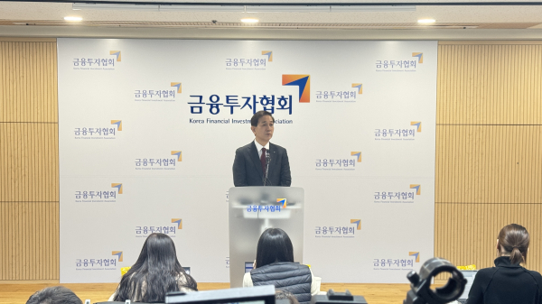 제7대 금융투자협회장으로 선출된 황성엽 신영증권 대표가 18일 6층 금투협 기자실에서 당선 소감을 발표하고 있다. [사진=팍스경제TV]