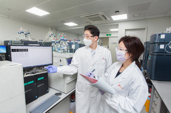 ▲SK케미칼 연구진이 오픈이노베이션을 통해 도출한 신약 연구를 하고 있다