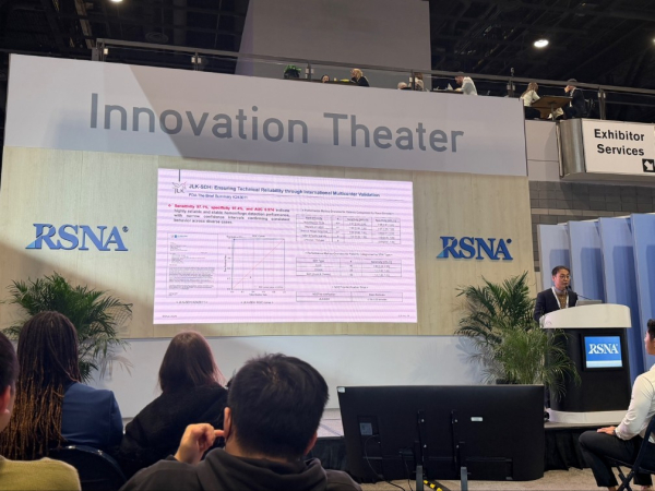 ▲이달 초 ‘RSNA 2025’ 참가 당시 제이엘케이 김동민 대표의 발표 모습.