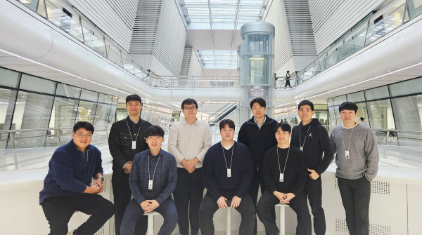 한국앤컴퍼니 2025 프로액티브 어워드'에서 기념 촬영을 하는 모습